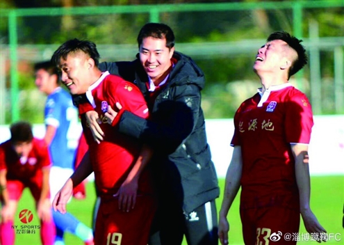 冲甲成功,副队长张丰羽(左一)与队长李壮飞(右一)两位淄博籍球员难掩激动 图据淄博蹴鞠官微